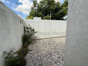 Casa en Renta en Zakia Queretaro | 3 Recámaras | 2.5 baños | Patio | Sala de Tv o estudio en PB- YR
