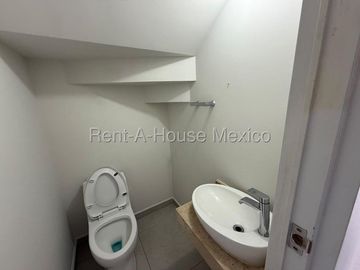 Casa en Renta en Zakia Queretaro | 3 Recámaras | 2.5 baños | Patio | Sala de Tv o estudio en PB- YR