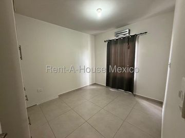 Casa en Renta en Zakia Queretaro | 3 Recámaras | 2.5 baños | Patio | Sala de Tv o estudio en PB- YR