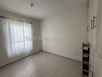 Casa en Renta en Zakia Queretaro | 3 Recámaras | 2.5 baños | Patio | Sala de Tv o estudio en PB- YR