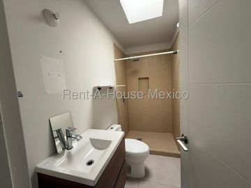 Casa en Renta en Zakia Queretaro | 3 Recámaras | 2.5 baños | Patio | Sala de Tv o estudio en PB- YR