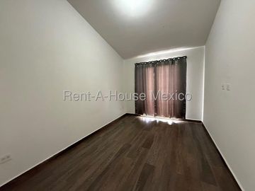 Casa en Renta en Zakia Queretaro | 3 Recámaras | 2.5 baños | Patio | Sala de Tv o estudio en PB- YR