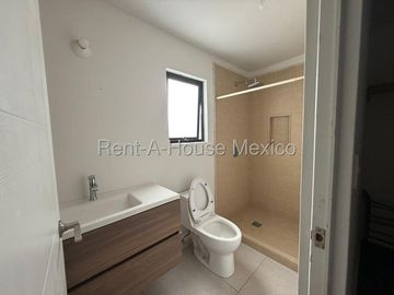 Casa en Renta en Zakia Queretaro | 3 Recámaras | 2.5 baños | Patio | Sala de Tv o estudio en PB- YR