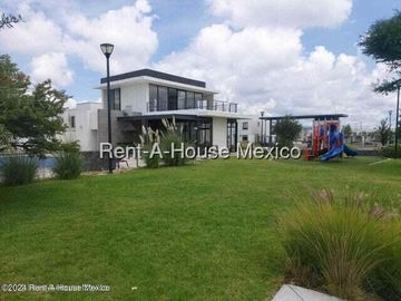 Casa en Renta en Zakia Queretaro | 3 Recámaras | 2.5 baños | Patio | Sala de Tv o estudio en PB- YR
