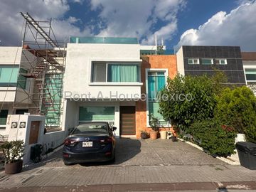 VENTA CASA MILENIO, 4 RECAMARAS, 5 BAÑOS.