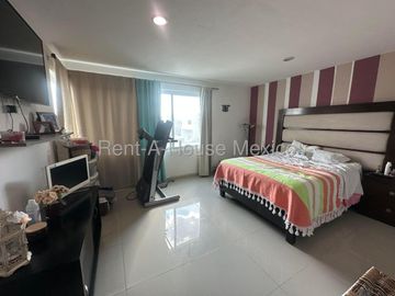 VENTA CASA MILENIO, 4 RECAMARAS, 5 BAÑOS.