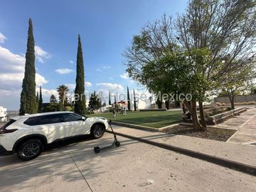VENTA CASA MILENIO, 4 RECAMARAS, 5 BAÑOS.