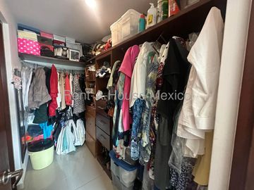 VENTA CASA MILENIO, 4 RECAMARAS, 5 BAÑOS.
