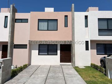 RENTA CASA JUNTO AL CAMPANARIO, 3 RECAMARAS,3 BAÑOS.
