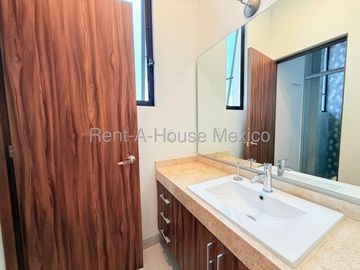RENTA CASA JUNTO AL CAMPANARIO, 3 RECAMARAS,3 BAÑOS.