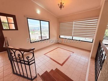 Se renta Casa con Sala a Doble Altura y Terraza en Loma Dorada SGU165