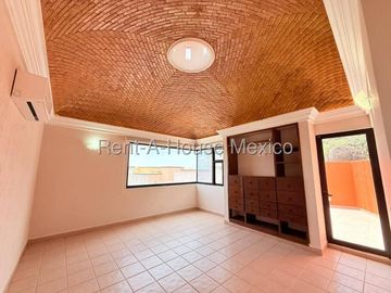 Se renta Casa con Sala a Doble Altura y Terraza en Loma Dorada SGU165