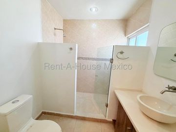 Casa en Venta en Valle de Juriquilla | 3 Recámaras | Sala de TV | cuarto de servicio | Precio de oportunidad | Amenidades