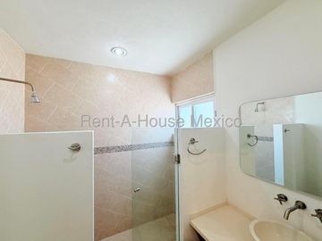 Casa en Venta en Valle de Juriquilla | 3 Recámaras | Sala de TV | cuarto de servicio | Precio de oportunidad | Amenidades