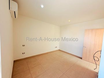 Casa en Venta en Valle de Juriquilla | 3 Recámaras | Sala de TV | cuarto de servicio | Precio de oportunidad | Amenidades
