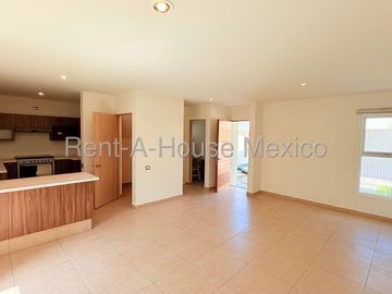 Casa en Venta en Valle de Juriquilla | 3 Recámaras | Sala de TV | cuarto de servicio | Precio de oportunidad | Amenidades