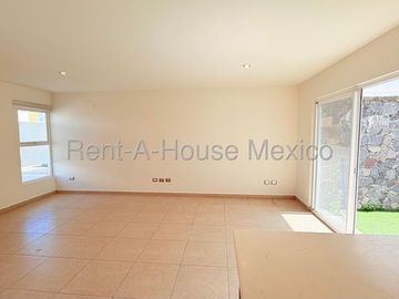Casa en Venta en Valle de Juriquilla | 3 Recámaras | Sala de TV | cuarto de servicio | Precio de oportunidad | Amenidades