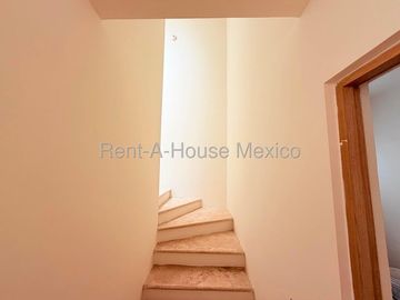Casa en Venta en Valle de Juriquilla | 3 Recámaras | Sala de TV | cuarto de servicio | Precio de oportunidad | Amenidades
