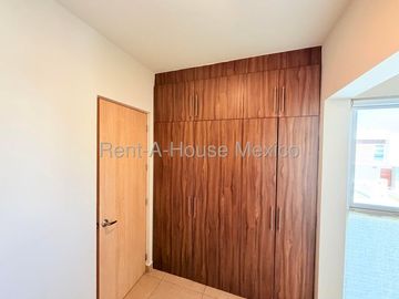 Casa en Venta en Valle de Juriquilla | 3 Recámaras | Sala de TV | cuarto de servicio | Precio de oportunidad | Amenidades