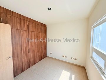 Casa en Venta en Valle de Juriquilla | 3 Recámaras | Sala de TV | cuarto de servicio | Precio de oportunidad | Amenidades