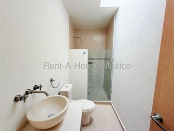 Casa en Venta en Valle de Juriquilla | 3 Recámaras | Sala de TV | cuarto de servicio | Precio de oportunidad | Amenidades