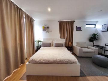 7,4M- FOR SALE 1 BEDROOM CONDOMINIUM w/ FEATURES & AMENITIES, LOCATED IN MAGALLANES DRIVE, TAGAYTAY CITY