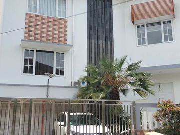 LELANG RUMAH MEWAH 3 LANTAI! Desain Modern + Rooftop di Villa Permata Gading, Jakut