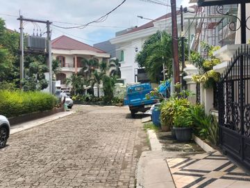 LELANG RUMAH MEWAH 3 LANTAI! Desain Modern + Rooftop di Villa Permata Gading, Jakut