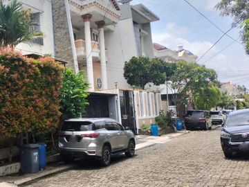 LELANG RUMAH MEWAH 3 LANTAI! Desain Modern + Rooftop di Villa Permata Gading, Jakut