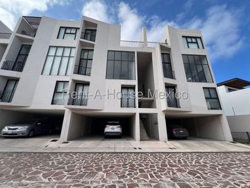 Renta Departamento 1er Nivel Zibata 2 Recamaras 3 Baños Jardin y Amenidades