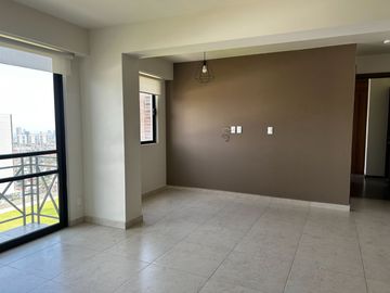 Departamento en renta con balcones y amenidades.