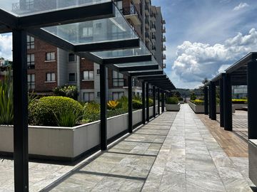 Departamento en renta con balcones y amenidades.