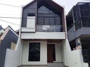 DIJUAL RUMAH CANTIK 2 LANTAI SIAP HUNI LOKASI SANGAT STRATEGIS DI GRAHA RAYA BINTARO (DM85)