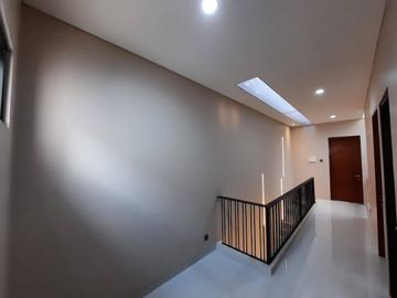 DIJUAL RUMAH CANTIK 2 LANTAI SIAP HUNI LOKASI SANGAT STRATEGIS DI GRAHA RAYA BINTARO (DM85)