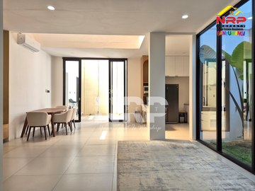 DISEWAKAN RUMAH MODERN FULL FURNITURE 2 LANTAI DI TAMANBARU - BANYUWANGI