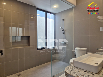 DISEWAKAN RUMAH MODERN FULL FURNITURE 2 LANTAI DI TAMANBARU - BANYUWANGI