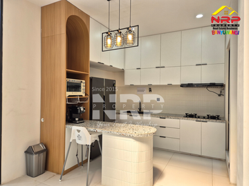 DISEWAKAN RUMAH MODERN FULL FURNITURE 2 LANTAI DI TAMANBARU - BANYUWANGI