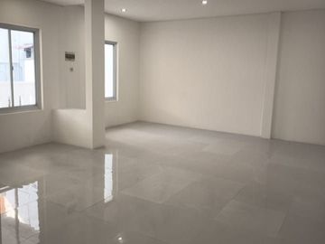DIJUAL/DISEWAKAN RUMAH CANTIK SIAP HUNI DI VILLA MELATI MAS (EN712)