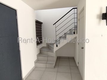 Casa en Renta en Zákia | 3 Recámaras | Alberca | Cerca de Parques y Zona Comercial / DG