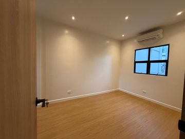 NEWLY RENOVATED 3-STOREY TOWNHOUSE IN LOS TAMARAOS PARAÑAQUE