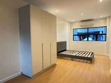 NEWLY RENOVATED 3-STOREY TOWNHOUSE IN LOS TAMARAOS PARAÑAQUE
