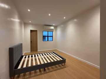 NEWLY RENOVATED 3-STOREY TOWNHOUSE IN LOS TAMARAOS PARAÑAQUE