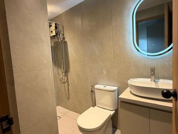 NEWLY RENOVATED 3-STOREY TOWNHOUSE IN LOS TAMARAOS PARAÑAQUE