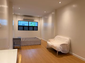 NEWLY RENOVATED 3-STOREY TOWNHOUSE IN LOS TAMARAOS PARAÑAQUE