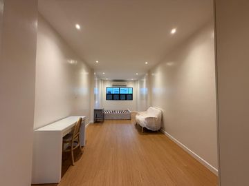 NEWLY RENOVATED 3-STOREY TOWNHOUSE IN LOS TAMARAOS PARAÑAQUE