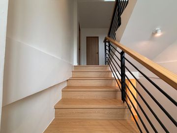 NEWLY RENOVATED 3-STOREY TOWNHOUSE IN LOS TAMARAOS PARAÑAQUE