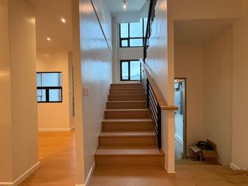 NEWLY RENOVATED 3-STOREY TOWNHOUSE IN LOS TAMARAOS PARAÑAQUE