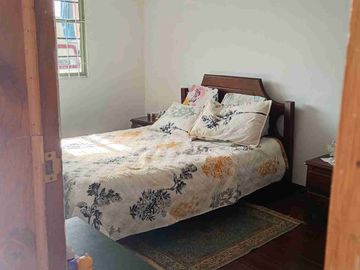 Se vende casa con renta en el barrio san jorge.