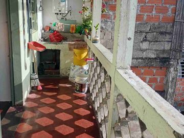 Se vende casa con renta en el barrio san jorge.