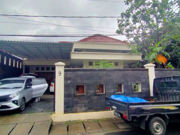 Rumah Luas 1 Lantai dengan Halaman Besar di Joglo, Jakarta Barat